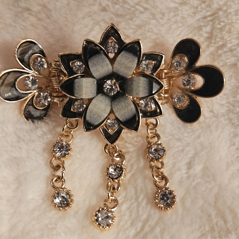 Classy and elegant black and diamond hair clip